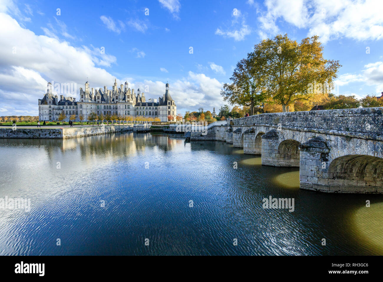 Francia, Loir et Cher, Chambord, el castillo Chambord y puente sobre el Cosson // Francia, Loir-et-Cher (41), Chambord, château de Chambord, la fachada ni Foto de stock
