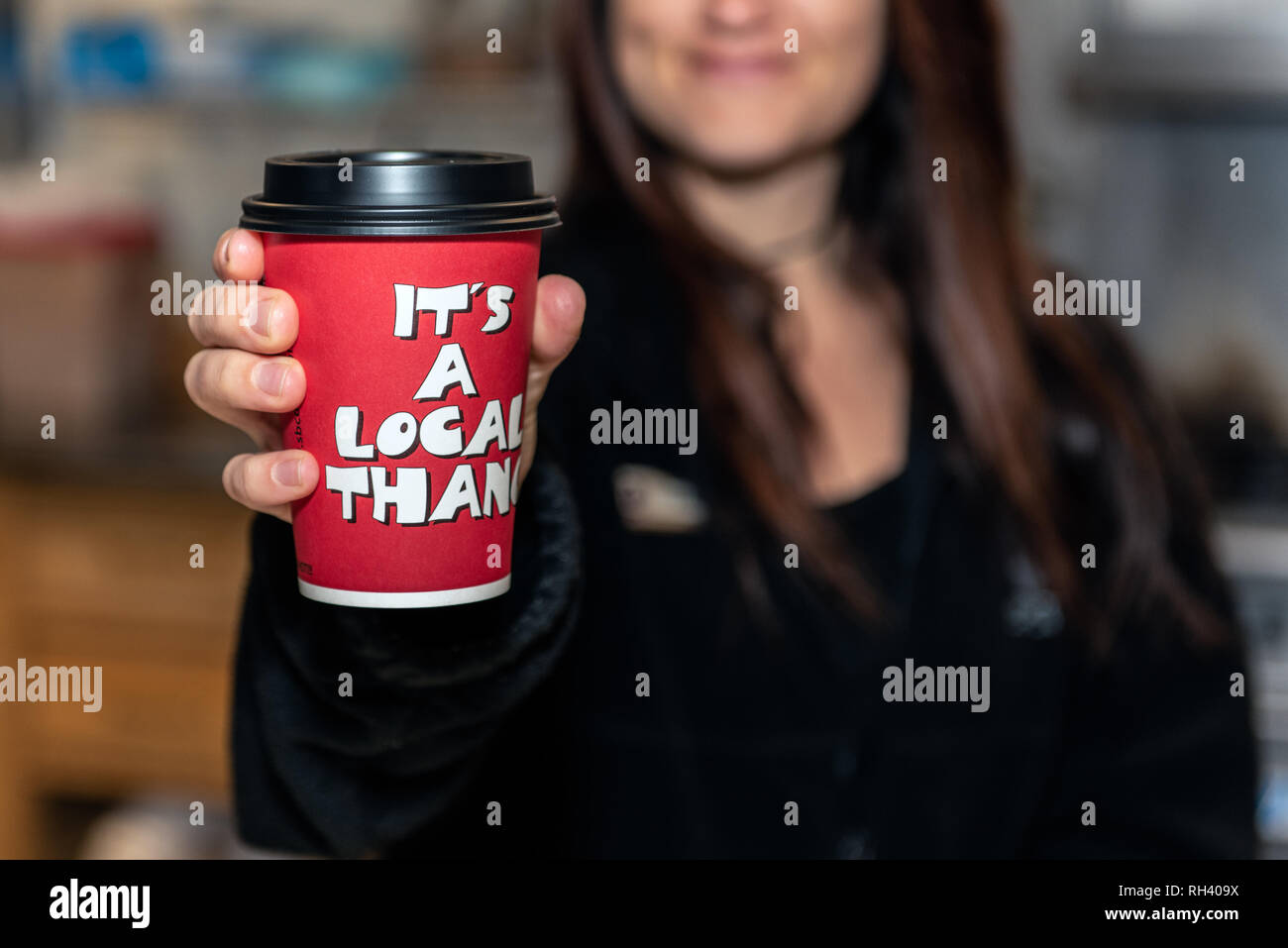 Taza de café recién hecho presentado con una cara sonriente en Pierpont Racquet Club cafe en Ventura, California, EE.UU. el 30 de enero de 2019. Foto de stock