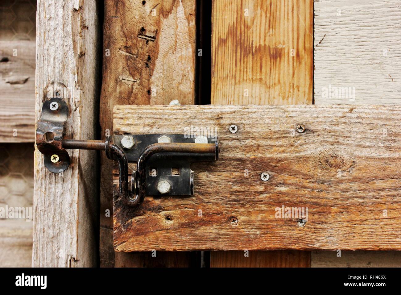 Puerta de madera antigua rústica con pestillo de cierre Macro textura de  fondo Fotografía de stock - Alamy