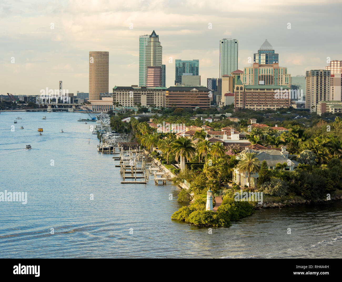 Vista del centro de Tampa, Florida desde el puerto. Foto de stock