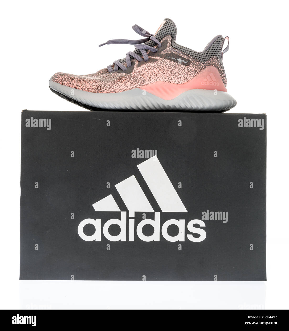 Winneconne, WI - 28 de enero de 2019: una caja de zapatos adidas adidas con un zapato la parte superior sobre un fondo aislado Fotografía de stock - Alamy