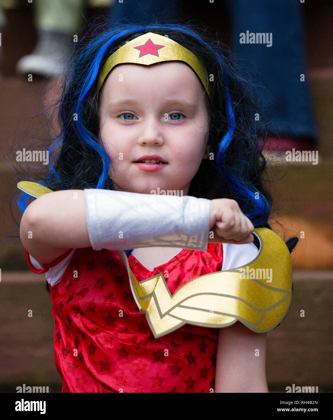 Warrenton, Virginia/USA-10/28/18: niña vestida como La Mujer Maravilla en  el Happyfest Desfile de Halloween en la vieja ciudad de Warrenton  Fotografía de stock - Alamy