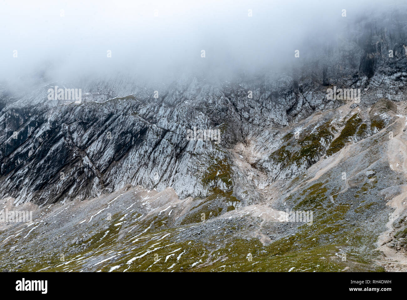 Un día brumoso con nubes de baja altura en los Alpes Foto de stock