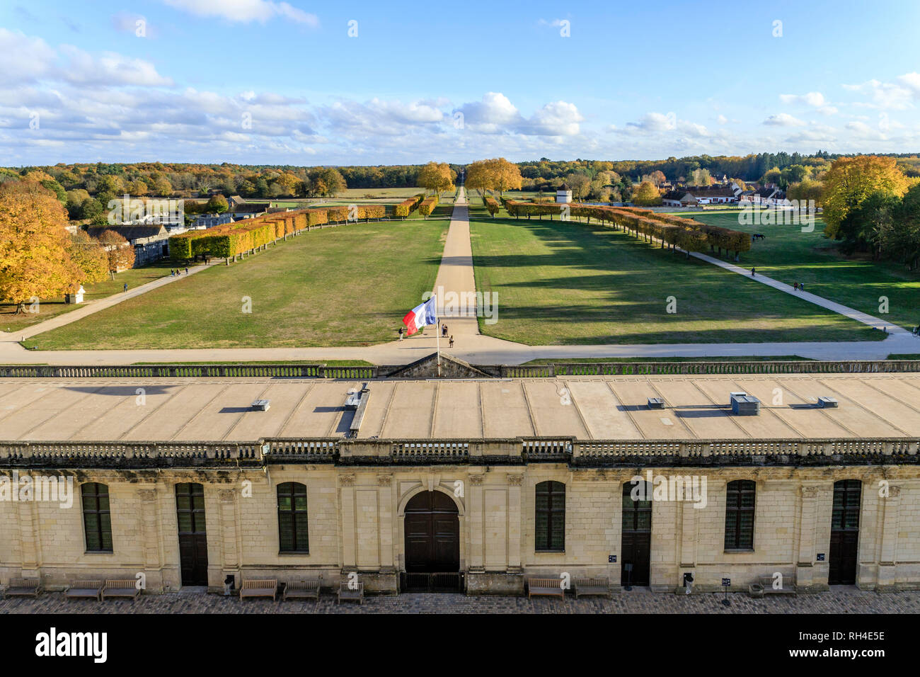 Francia, Loir et Cher, Chambord, el castillo Chambord, eje del parque hacia el sureste, visto desde la terraza en otoño // Francia, Loir-et-Cher (41), la cha Foto de stock