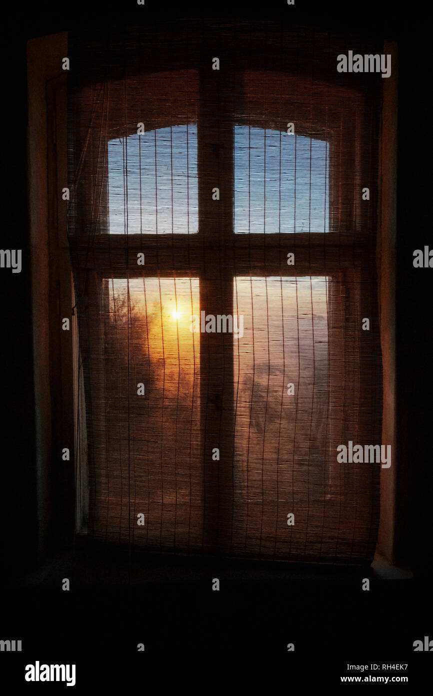 Ethereal amanecer detrás de la cortina de la ventana de gasa Foto de stock