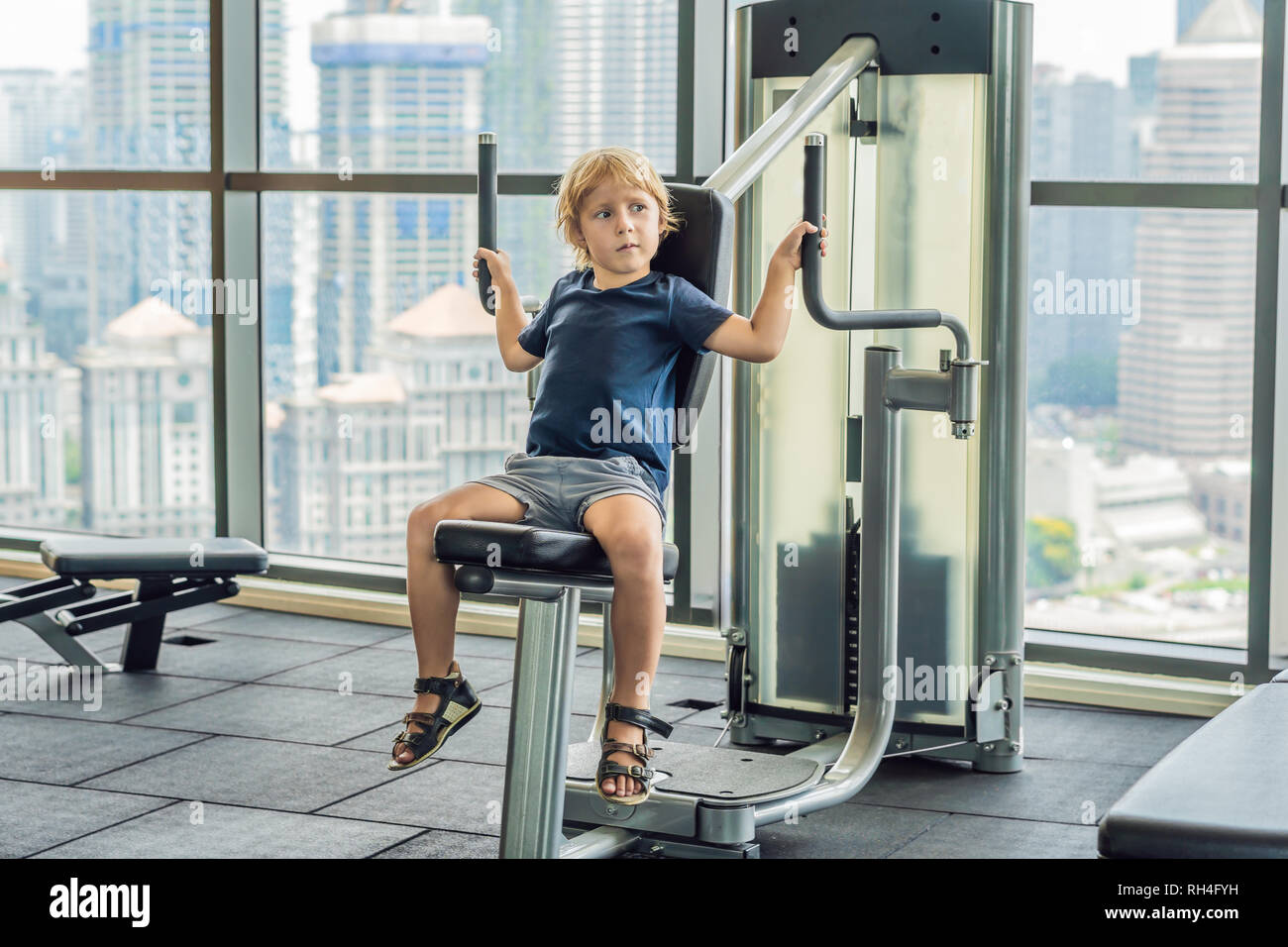 El niño realiza ejercicios en un gimnasio Fotografía de stock - Alamy