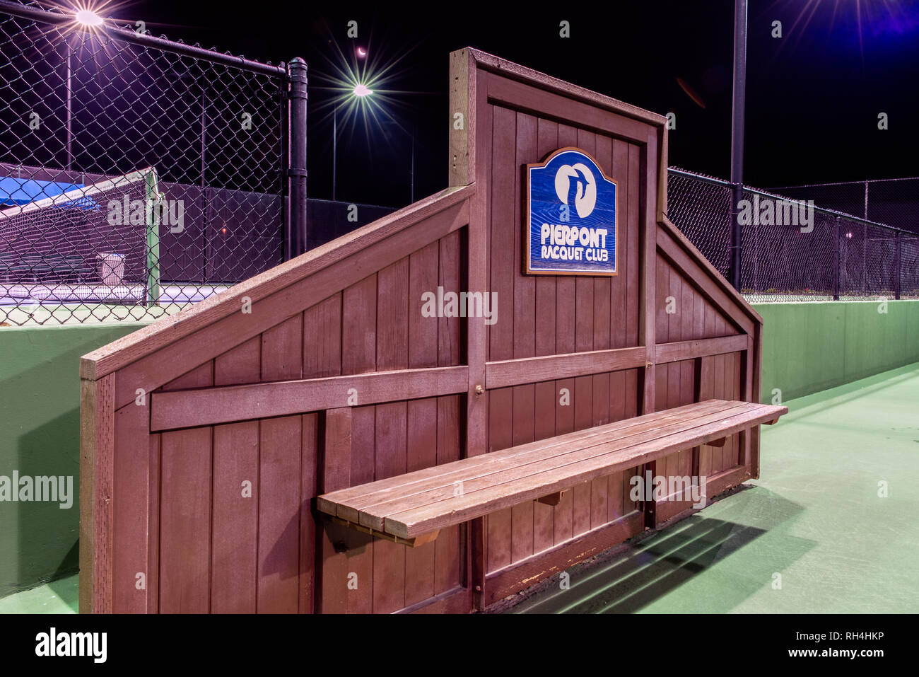 Banco de madera con Pierpont Racquet Club cartel ubicado entre pistas de tenis en Ventura, California, EE.UU. el 30 de enero de 2019. Foto de stock