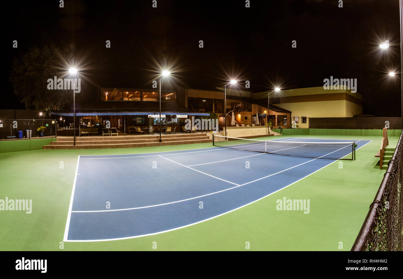 Bien iluminado, pista de tenis y patio principal de la Pierpont Racquet Club en Ventura, California, EE.UU. el 30 de enero de 2019. Foto de stock