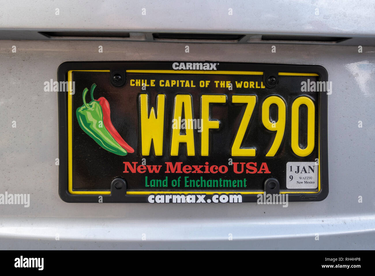 Cerca de una placa de licencia estatal de Nuevo México, Estados Unidos. Foto de stock