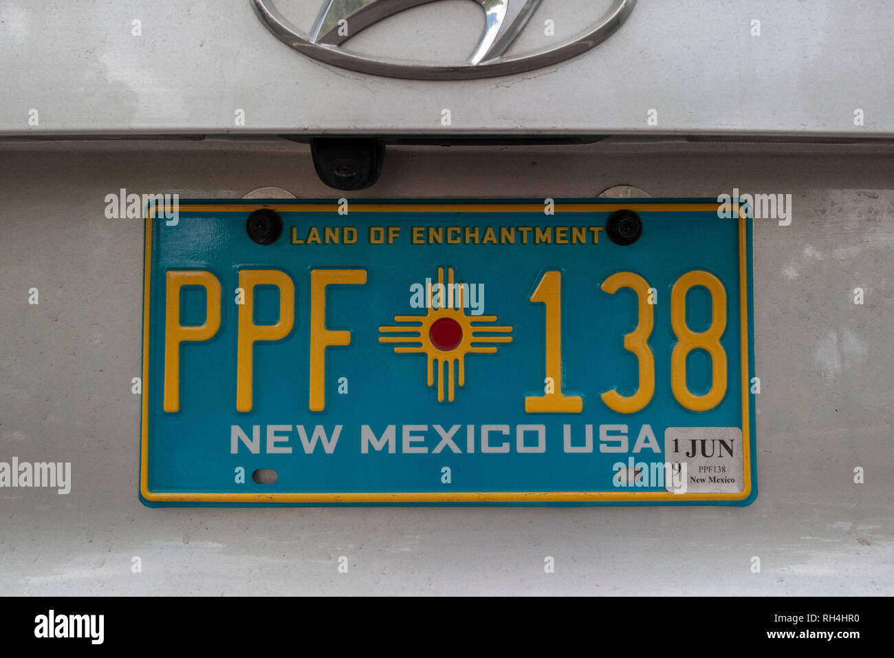Cerca de una placa de licencia estatal de Nuevo México, Estados Unidos. Foto de stock
