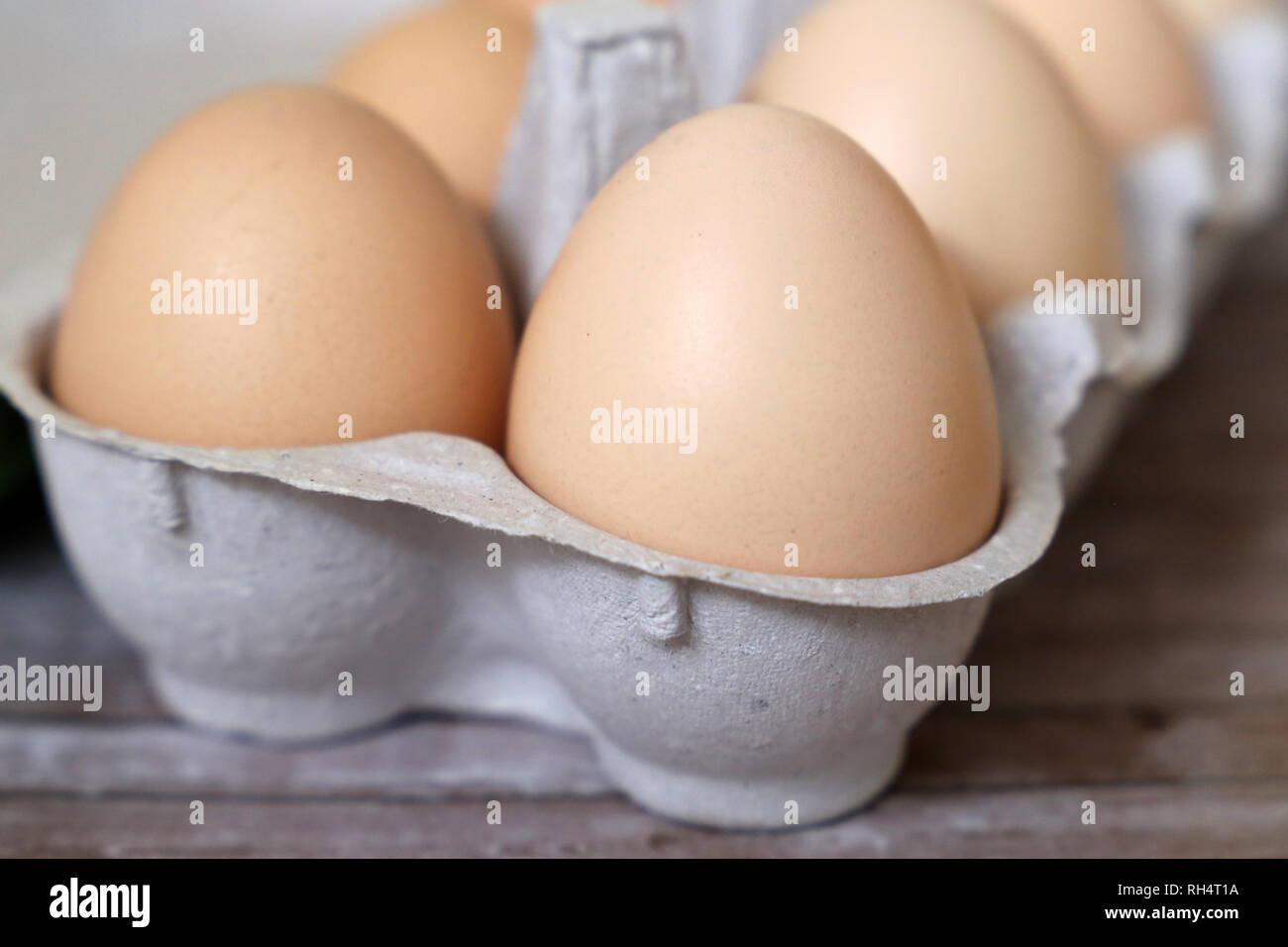 Los huevos de pollo en la bandeja de cerca. Los huevos frescos sobre la mesa de madera, el enfoque selectivo Foto de stock