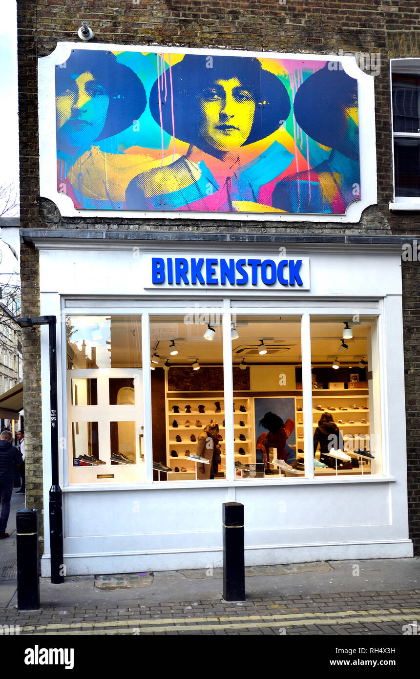 Londres, Inglaterra, Reino Unido. Tienda de Zapatos Birkenstock, 24 Neal  Street, Covent Garden Fotografía de stock - Alamy