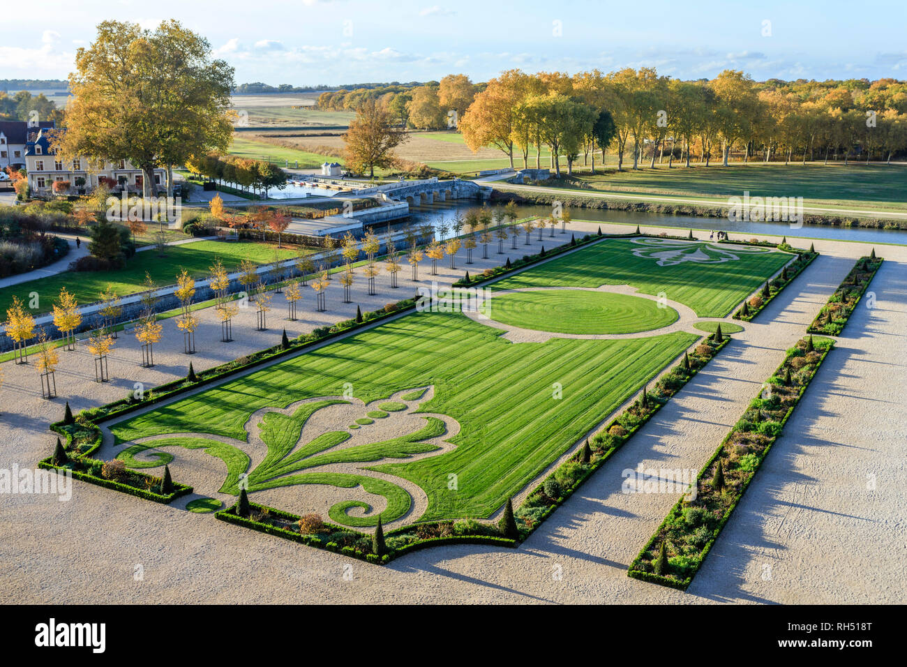 Francia, Loir et Cher, Chambord, el castillo Chambord, el jardín formal francés o el jardin a la francesa que se ve desde la terraza // Francia, Loir-et-Cher Foto de stock