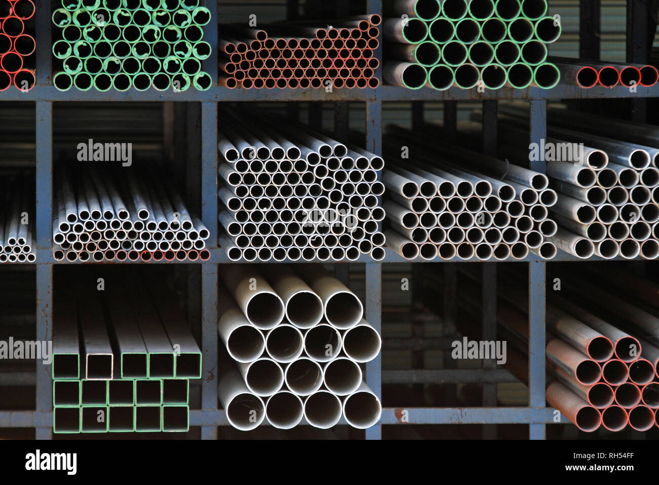 Los tubos de hierro dúctil en estantería en el almacén Fotografía de stock  - Alamy