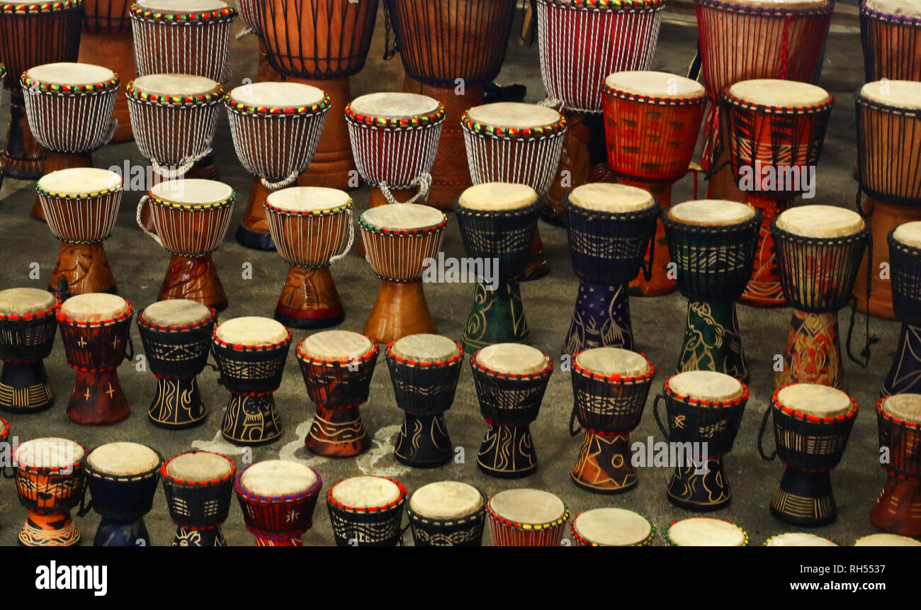 Vendiendo tambores fotografías e imágenes de alta resolución - Alamy