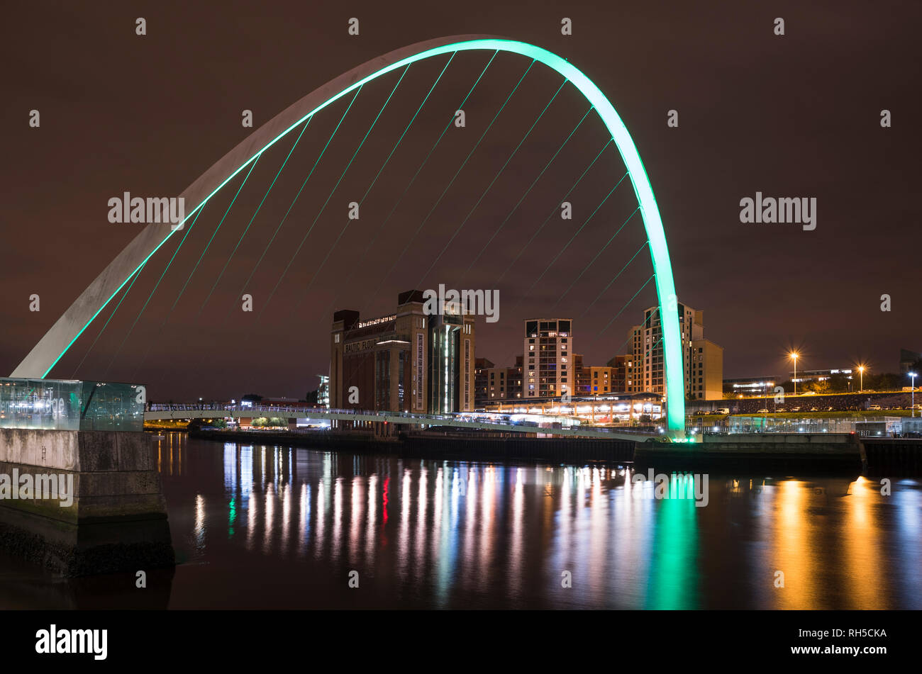 Noche foto mirando a lo largo del río Tyne hacia el Puente del milenio de Gateshead con el BALTIC Centre for Contemporary Art en el fondo Foto de stock