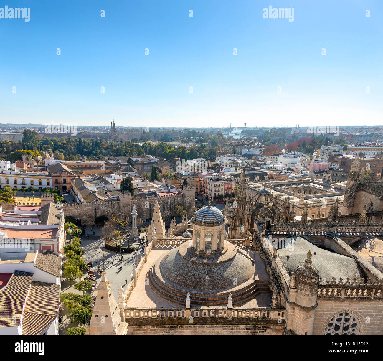 Vista aérea de la ciudad de Sevilla y la Catedral de Santa María de la Sede de Sevilla como visto desde visto desde la torre de la Giralda. Con el real Alcázar de Sevilla Foto de stock