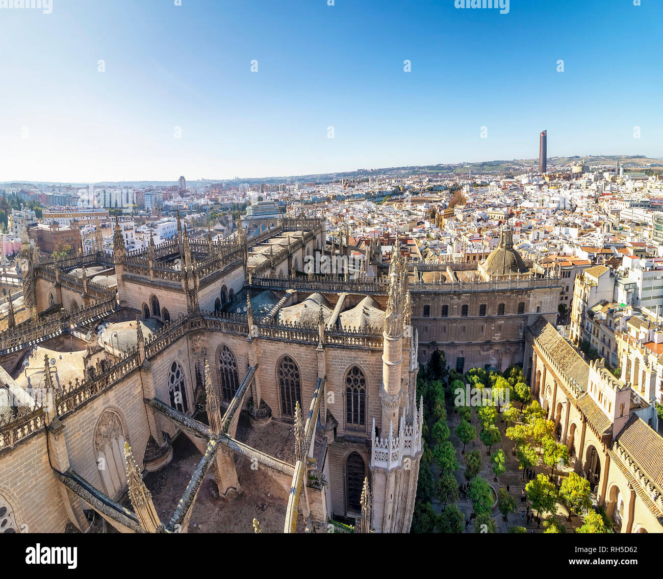 Vista aérea de la ciudad de Sevilla y la Catedral de Santa María de la Sede de Sevilla como ver desde visto desde la torre de la Giralda. Sevilla, Andalucía, España, Euro Foto de stock