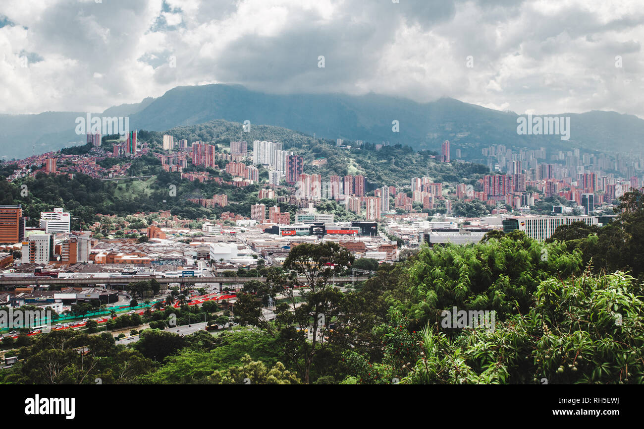 Vistas sobre el extenso valle ciudad de Medellín, Colombia Foto de stock