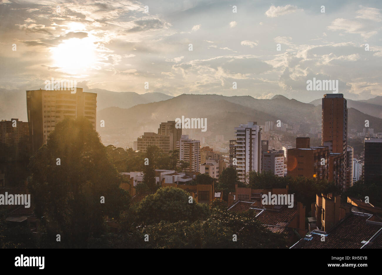 Vistas sobre el extenso valle de la ciudad de Medellín, Colombia, en la zona de El Poblado Foto de stock