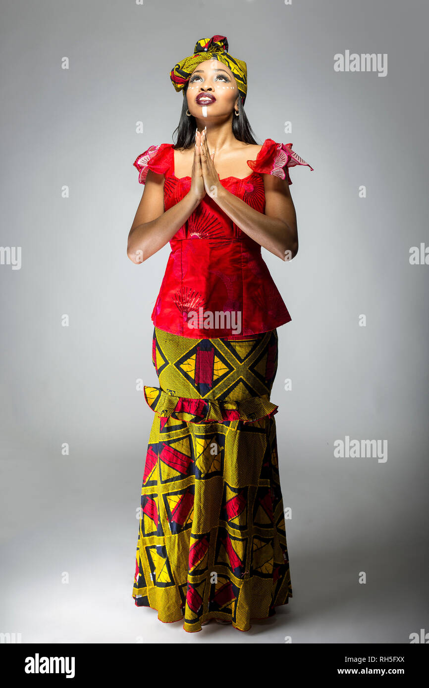 Hembra negro mostrando orgullo africano, vistiendo un traje tradicional de  Nigeria y pañuelo con rostro tribal ni marcas de maquillaje cosmético. El  traje me Fotografía de stock - Alamy