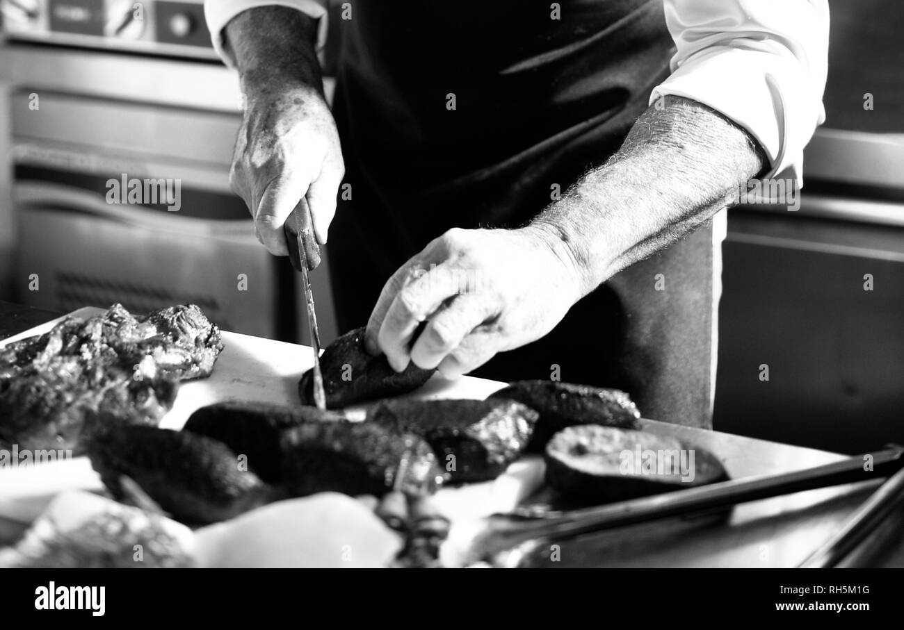 Un Chef Profesional Corta Carne De Ternera Cruda En Una Tabla De Cortar  Antes De Hornear. Comida Asiática. Cocinar Deliciosa Comida En La Cocina.  Fotos, retratos, imágenes y fotografía de archivo libres