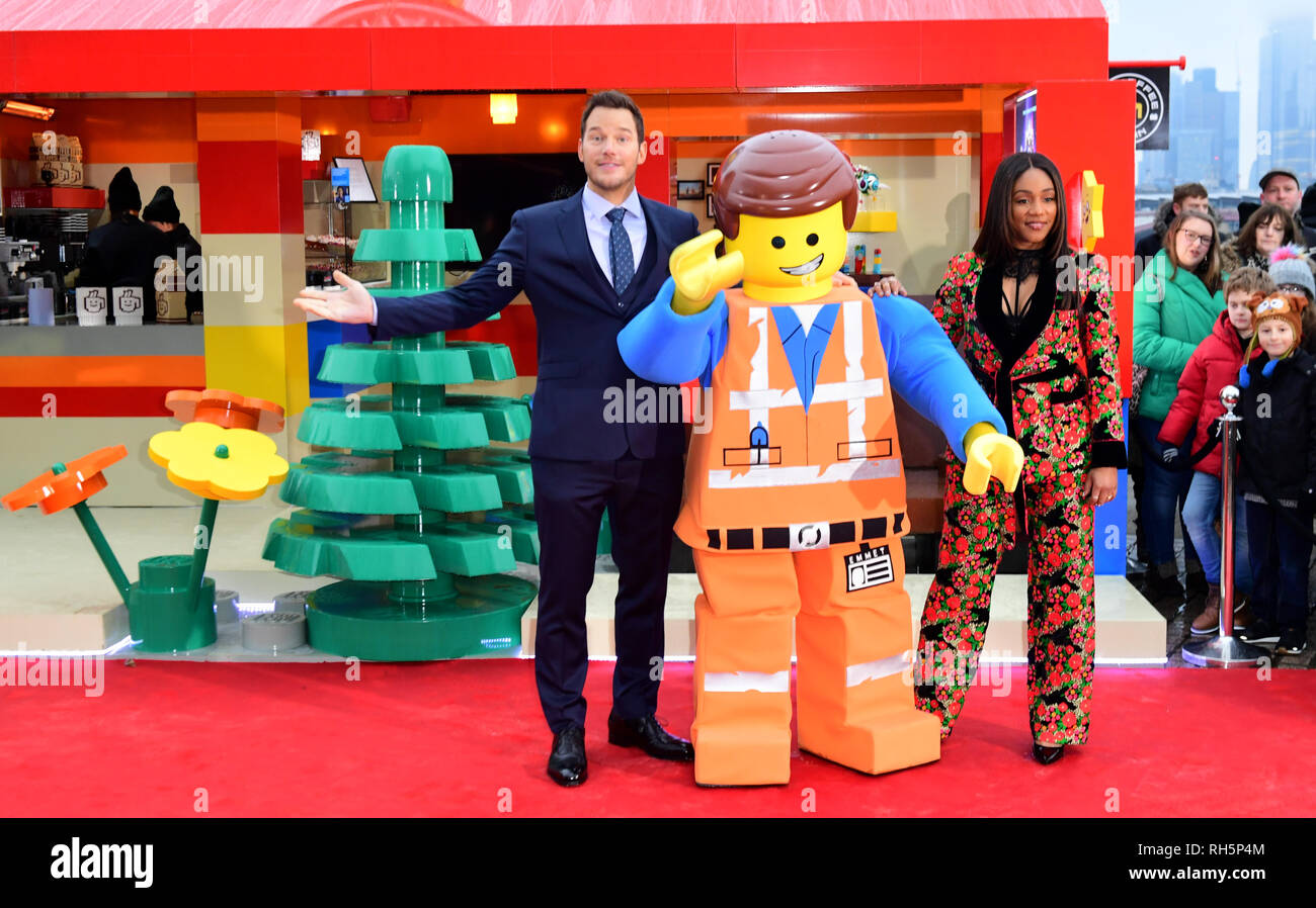 Las estrellas de la película de Lego 2, Chris Pratt y Tiffany Haddish,  servir a los primeros clientes café como se abre oficialmente el lego cafe  emergente "la cadena cafetera en el