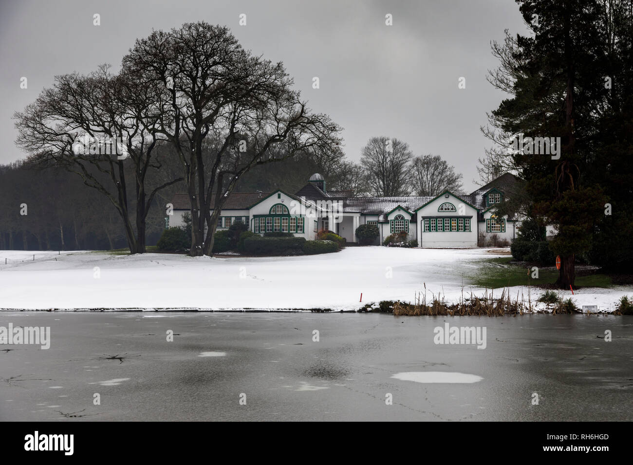 Woking, Surrey, en el sudeste de Inglaterra, Reino Unido, 01 de febrero de 2019. Después de una noche fría con algunas nevadas, una ligera capa de nieve cubre el campo de golf en el Club de Golf de Woking en Hook Heath, Woking, Surrey, Reino Unido. Las aburridas, clima sombrío, gris plomizo cielo y temperaturas de congelación producen casi monocromo / paisaje monocromático y como resultado nadie está afuera jugando al golf: no es un buen día para estar afuera jugando al golf. Crédito: Graham Prentice/Alamy Live News. Foto de stock