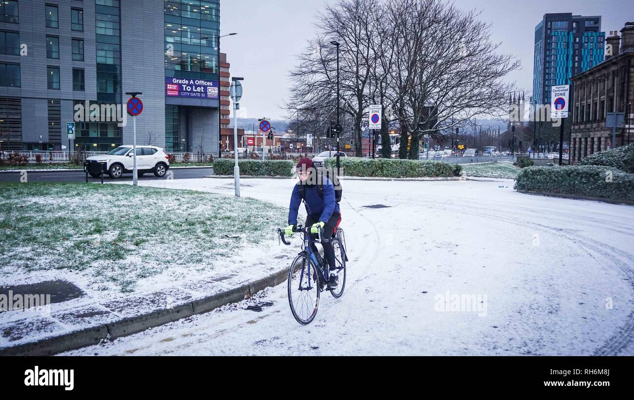 Sheffield, Reino Unido. 1 de febrero de 2019. Un hombre en bicicleta durante una fuerte tormenta de nieve. Gran Bretaña está experimentando mal tiempo como el país entero está nevando a temperaturas muy bajas, principalmente en el sur de Inglaterra. Crédito: Ioannis Alexopoulos/Alamy Live News Foto de stock