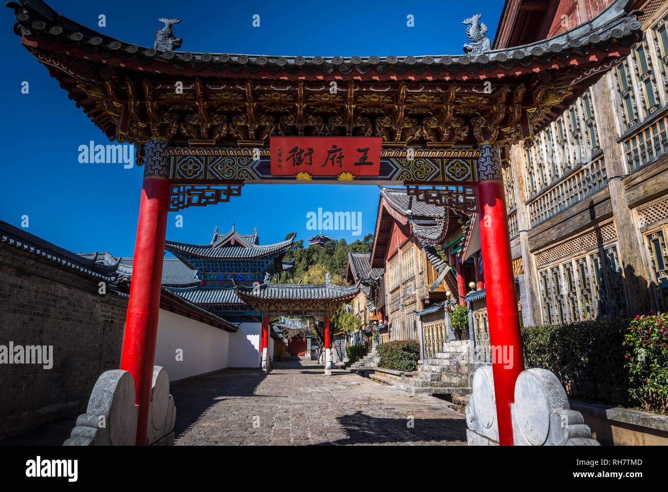 Chino tradicional arco, la ciudad vieja de Lijiang, provincia de Yunnan, China Foto de stock