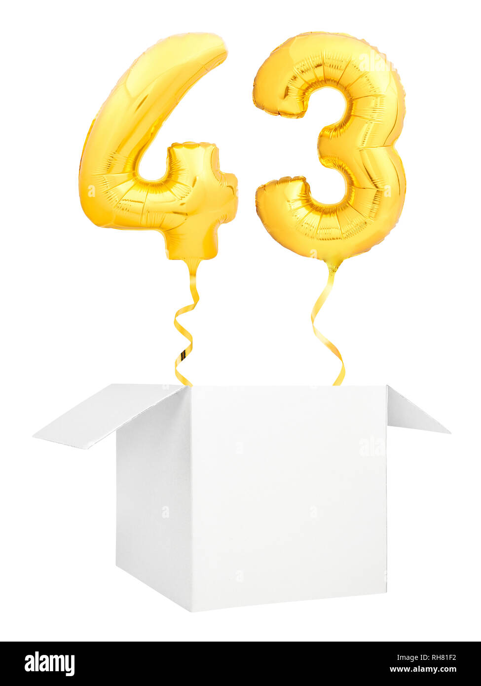 Número cuarenta y tres de oro balón inflable con cinta dorada que volaba fuera de cuadro en blanco aislado sobre fondo blanco. Foto de stock