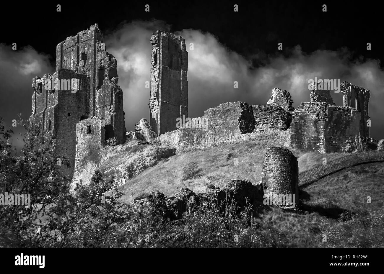 Imagen Monocromática Infrarroja de Corfe Castle en Dorset, Inglaterra Foto de stock