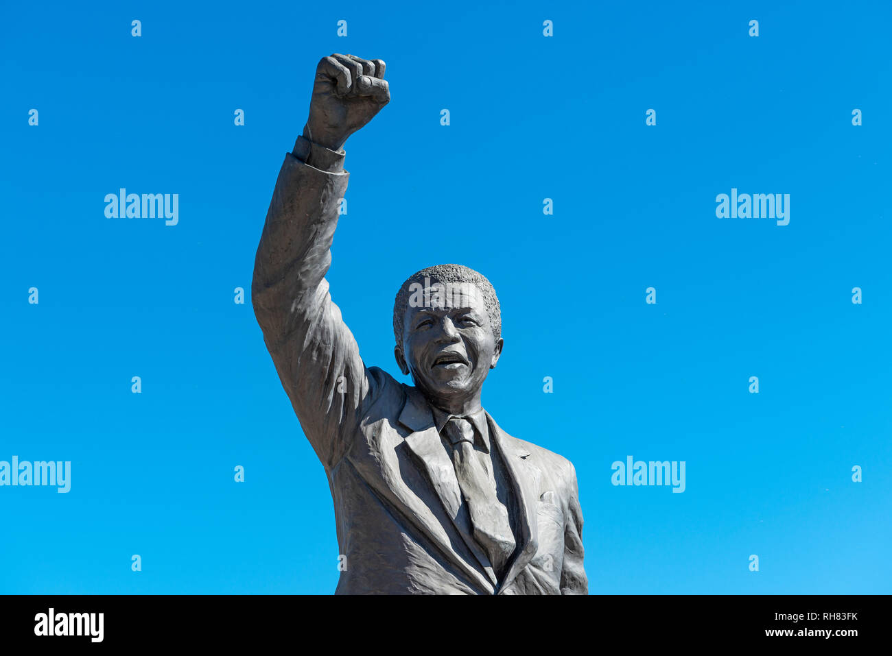 Estatua de Nelson Mandela con el puño levantado, Centro Correccional Drakenstein, Ciudad del Cabo, Sudáfrica. Foto de stock