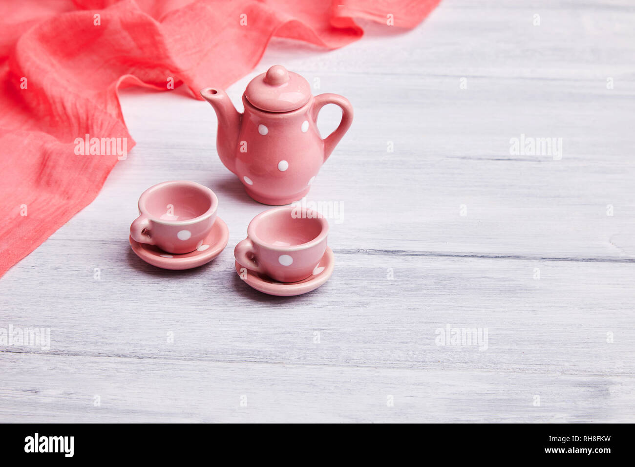 Dos Tazas De Te De Ceramica De Color Rosa Y Una Tetera Sobre La Mesa Lugar Para El Texto Tarjeta De Invitacion Fotografia De Stock Alamy Dos Tazas De Te De Ceramica De Color Rosa Y Una Tetera Sobre La Mesa Lugar Para El Texto Tarjeta De Invitacion Fotografia De Stock Alamy