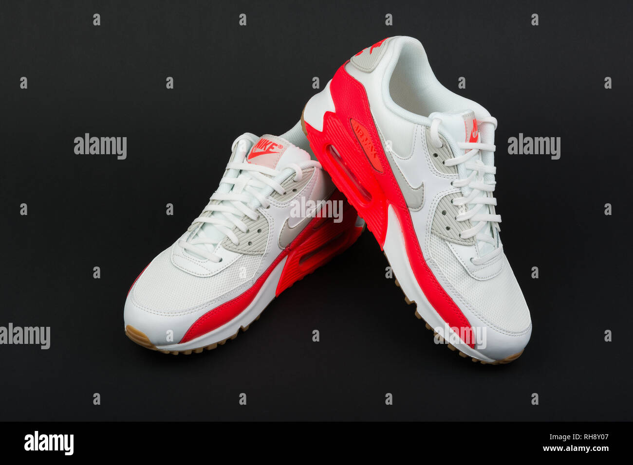 BURGAS, BULGARIA - Agosto 29, 2016: Nike Air Max zapatos de mujer - zapatillas - formadores en blanco y naranja sobre fondo negro. es un deporte mundial Fotografía de stock - Alamy