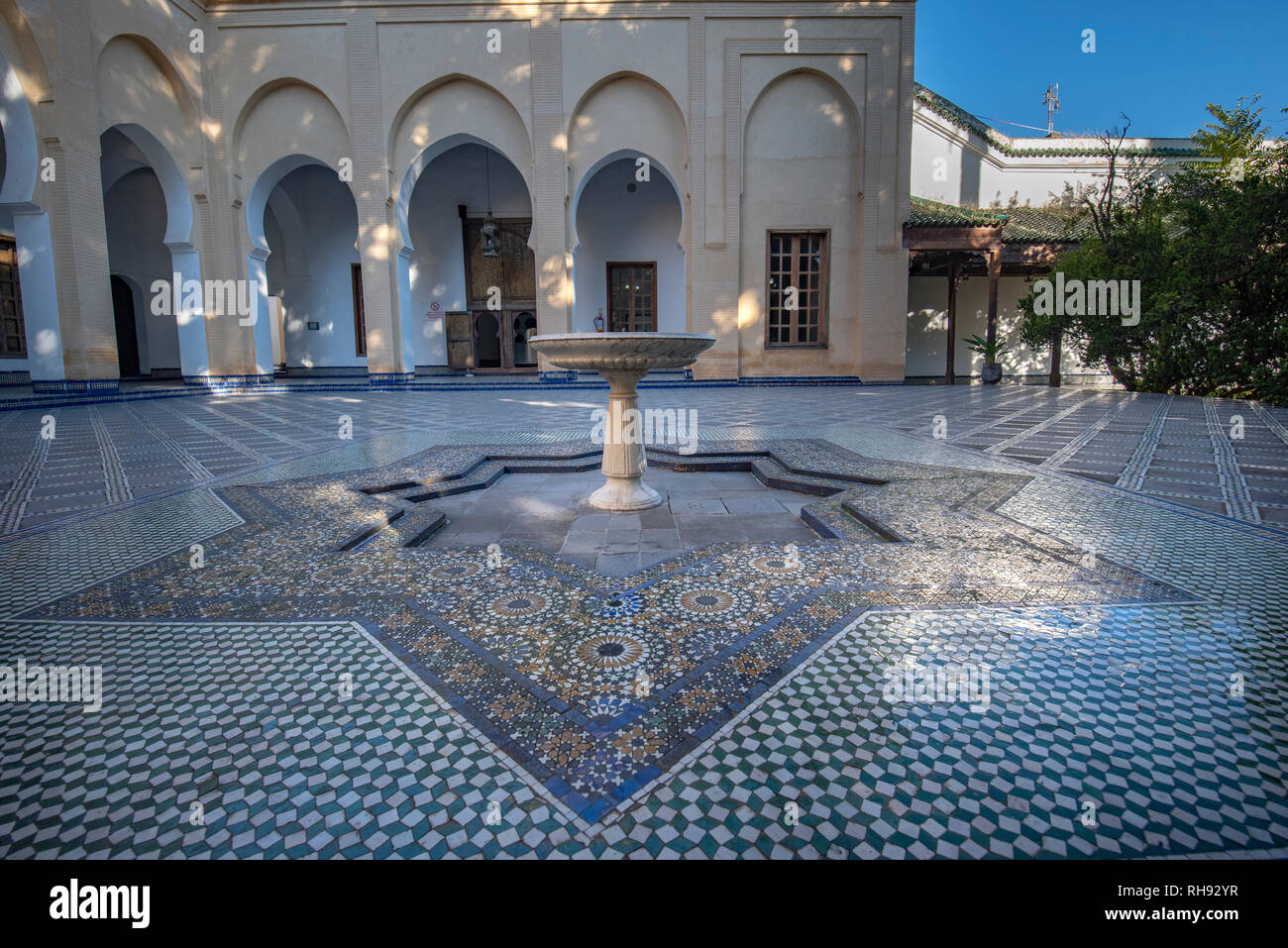 El patio para dar museo Batha en Medina de Fez. Antiguo palacio real y el museo nacional de arte, etnografía en Fes, Marruecos. Dentro de interiores Foto de stock