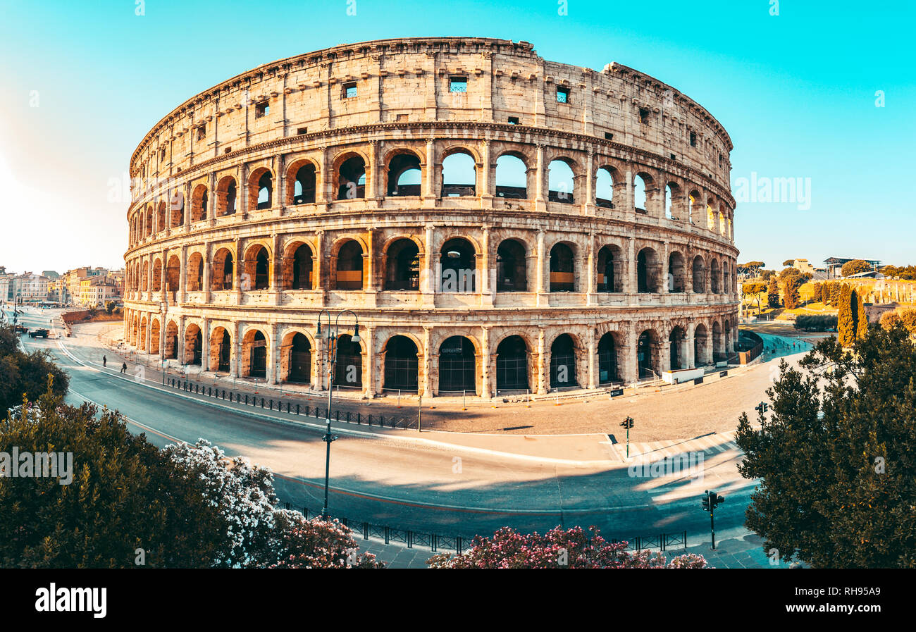 El antiguo Coliseo de Roma al atardecer Foto de stock