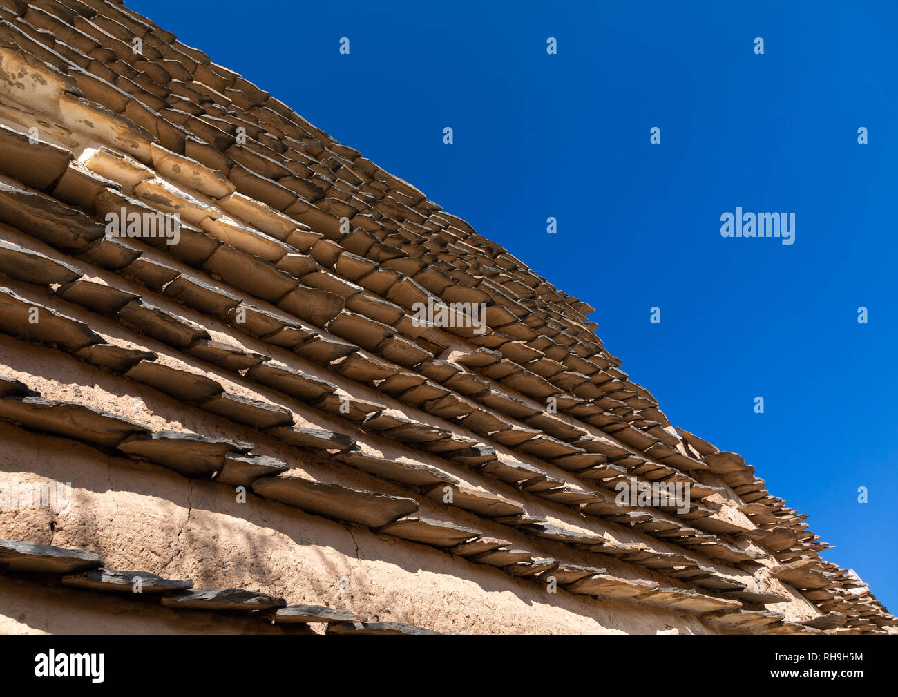 Casas de piedra y barro con pizarras, provincia de Asir, Sarat Abidah, Arabia Saudita Foto de stock