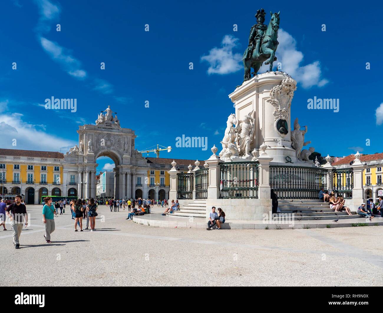 Lugar de comercio, la Praça do Comercio, Arc de Triomphe Arco da Rua Augusta, la estatua ecuestre del rey José I, Baixa, Lisboa Foto de stock