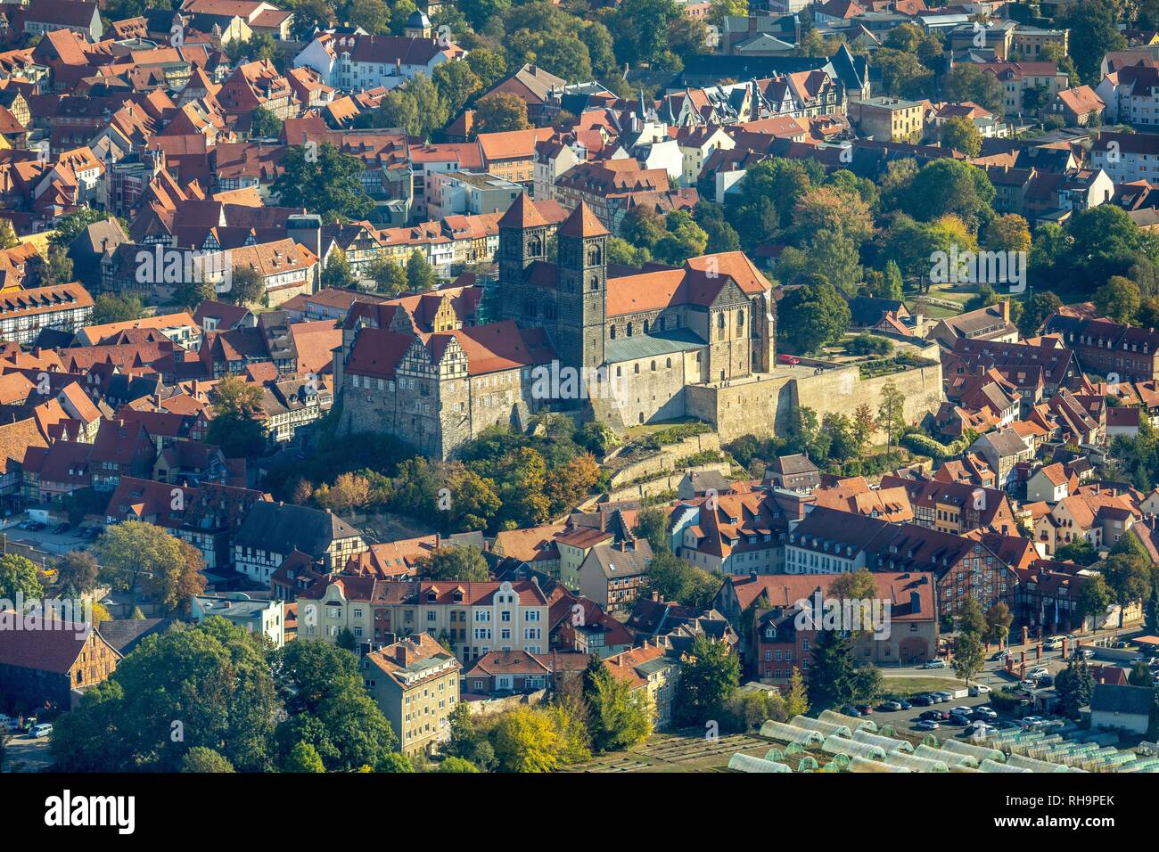 Vista aérea, el museo del castillo con la ciudad vieja, Quedlinburg, Sajonia-Anhalt, Alemania Foto de stock