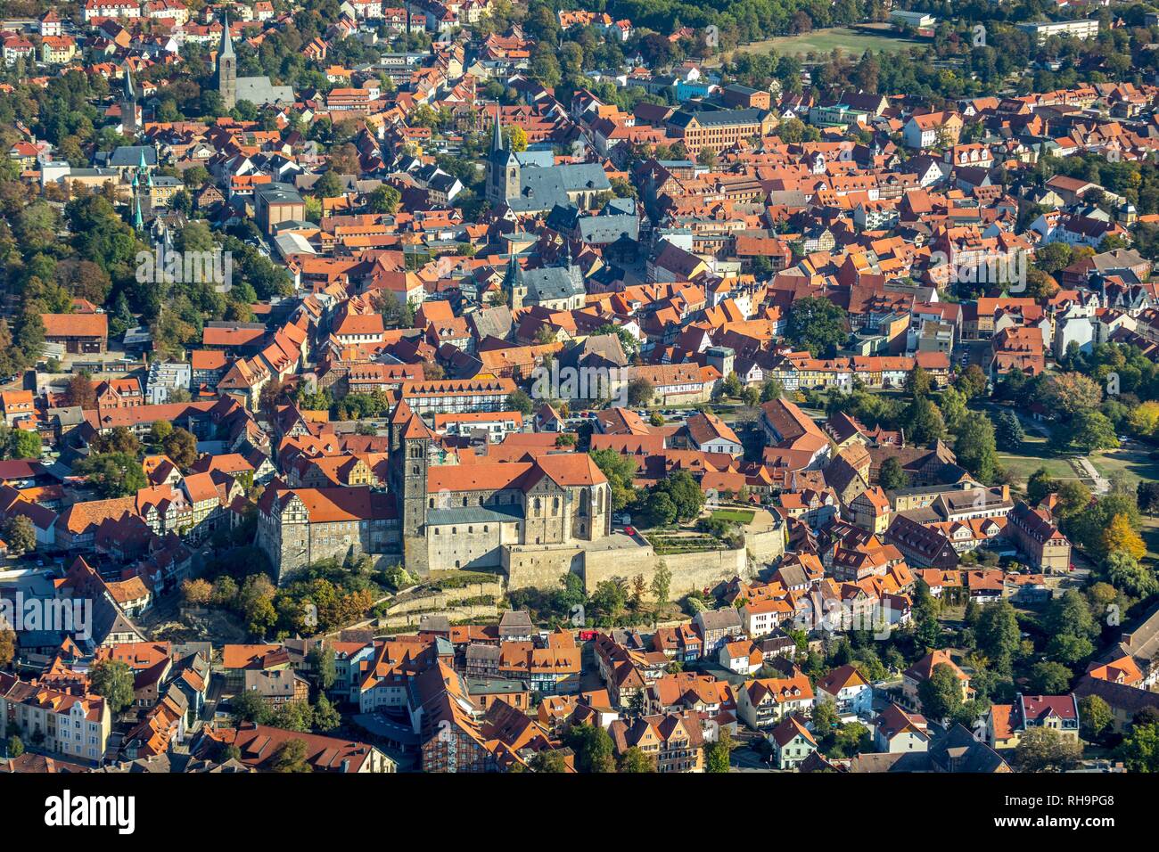 Vista aérea, el museo del castillo con la ciudad vieja, Quedlinburg, Sajonia-Anhalt, Alemania Foto de stock