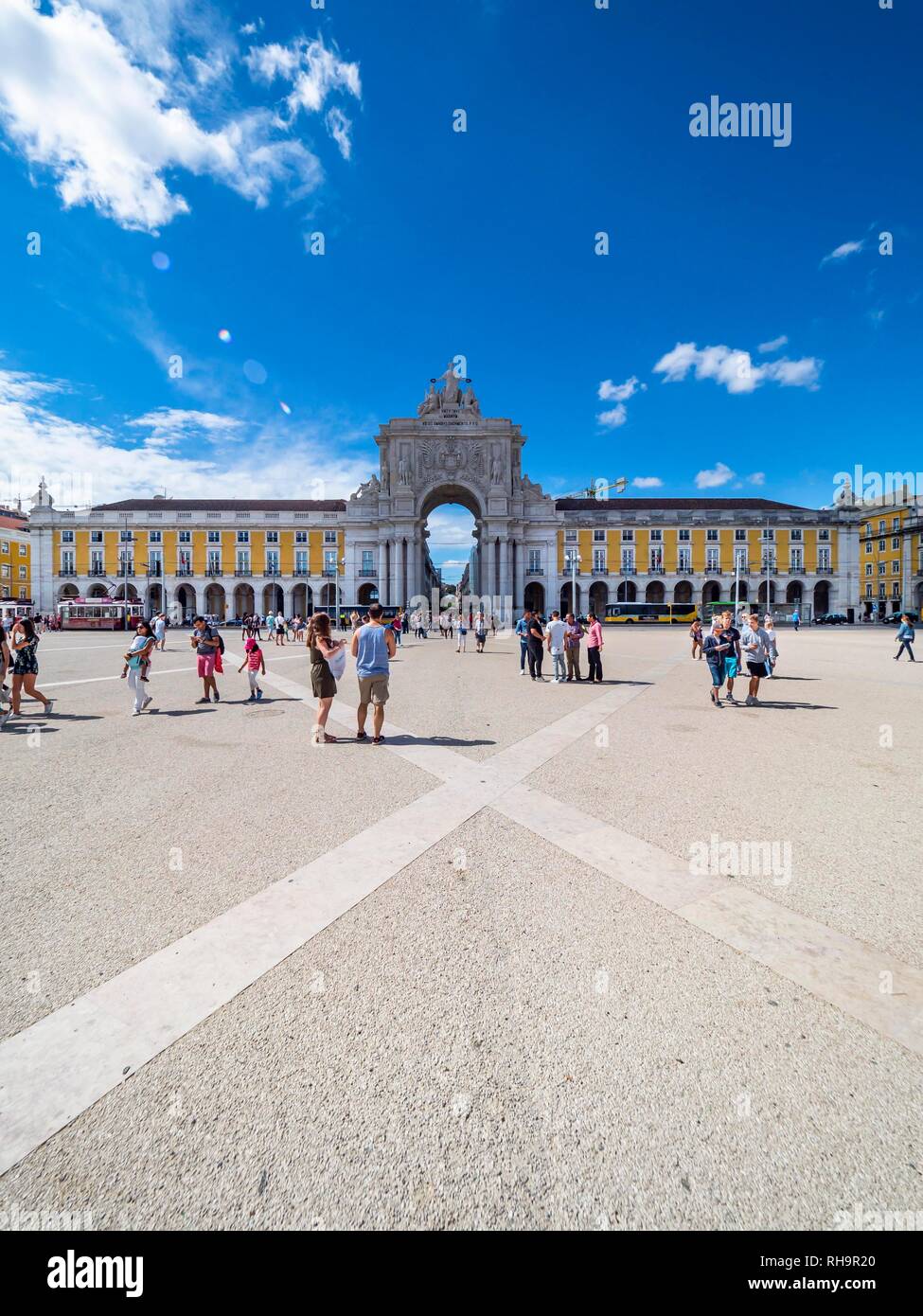 Lugar de comercio, la Praça do Comercio, Arc de Triomphe Arco da Rua Augusta, Baixa, Lisboa, Portugal Foto de stock