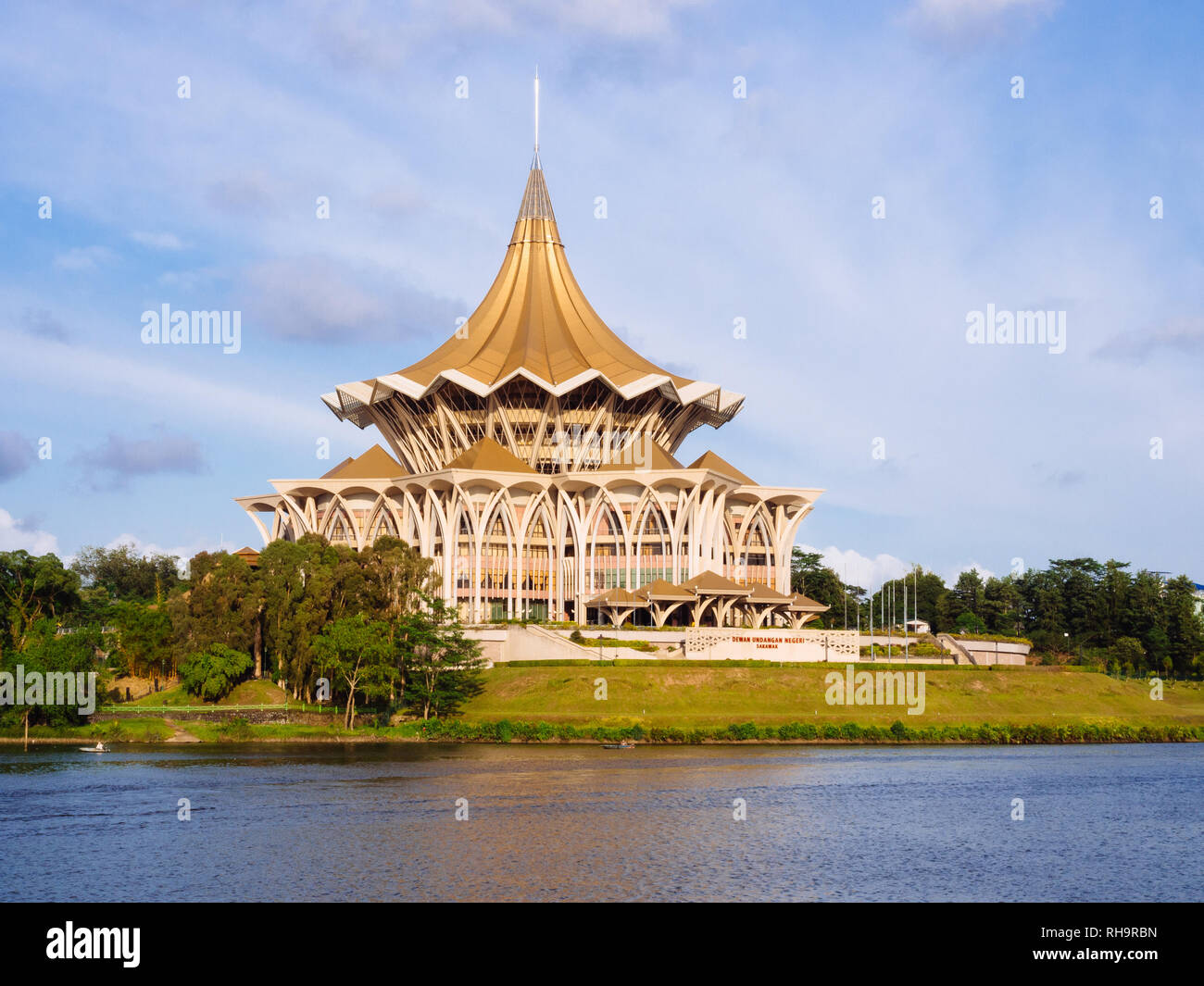 Nuevo edificio del parlamento de Sarawak en Kuching (Malasia) Foto de stock