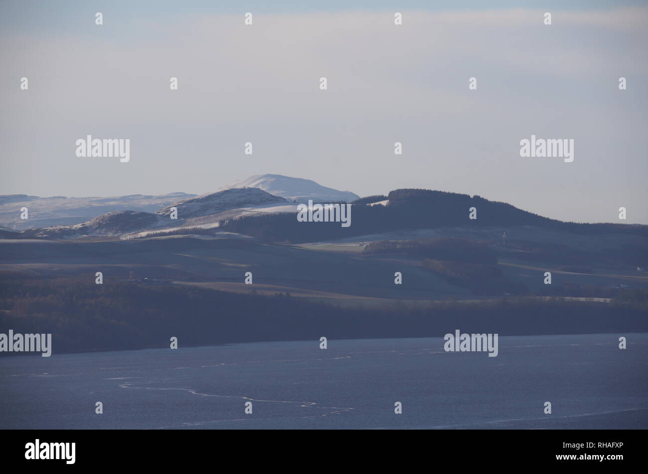 Vista lejana del normandos derecho y nevadas Lomond Fife Escocia Occidental de Enero 2019 Foto de stock