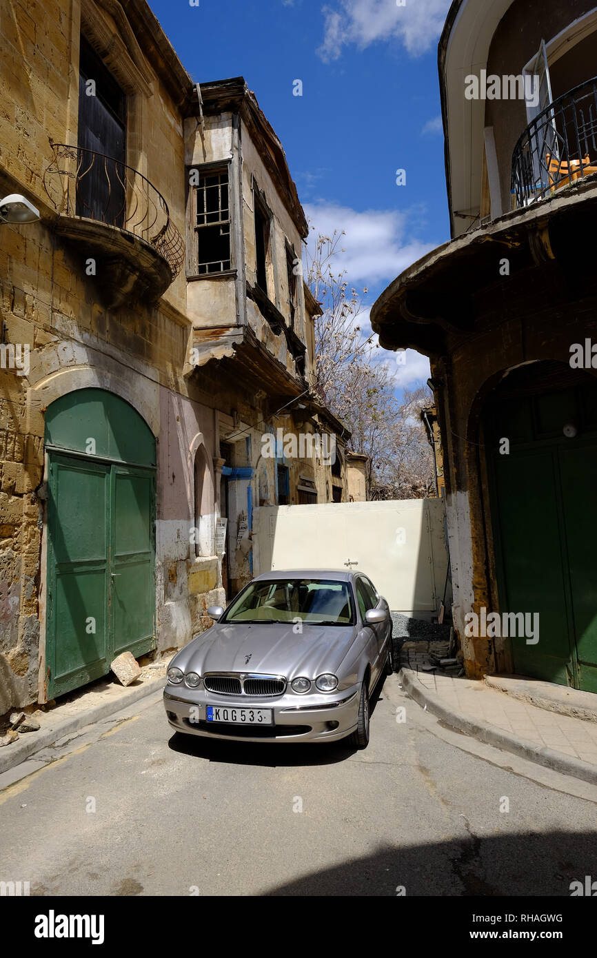 Coche aparcado en una calle dividida por una barricada a lo largo de la Línea Verde en la dividida capital de Nicosia, Chipre Foto de stock