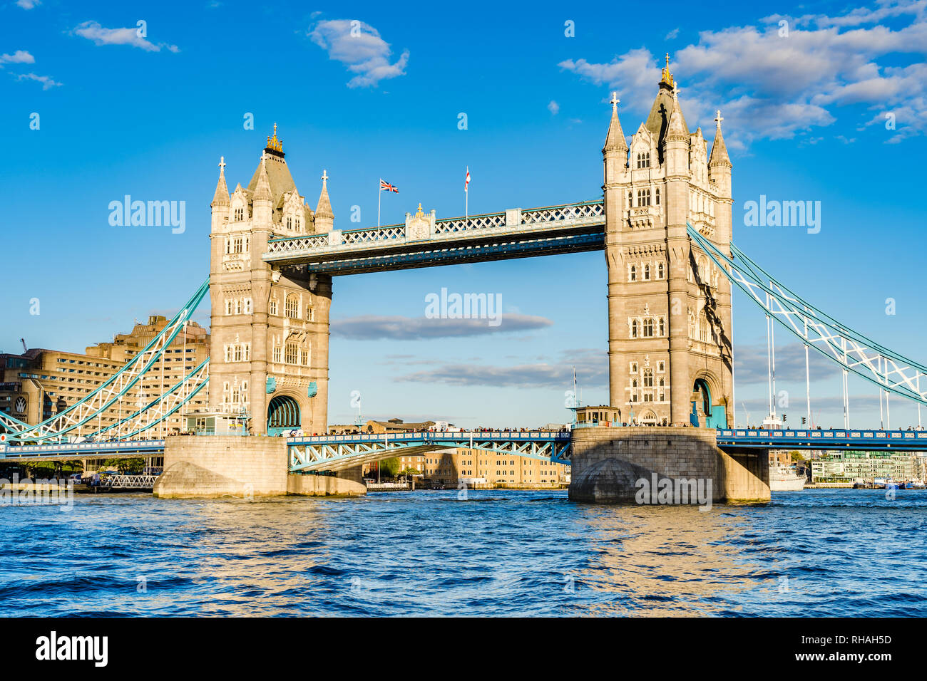 Londres, Reino Unido: Vista del Tower Bridge sobre el río Támesis Foto de stock