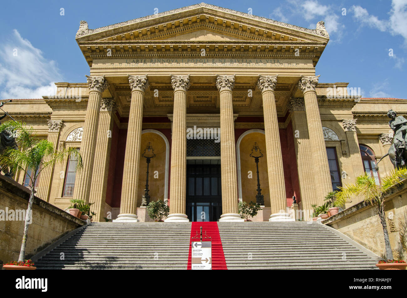 La magnífica entrada de alfombra roja en el Teatro Massimo de Palermo, Sicilia. La mayor casa de ópera en Italia. Foto de stock