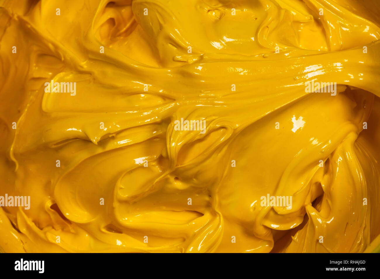 Color amarillo cerca de la pintura de aceite. tinta de serigrafía para  imprimir sobre camisetas y tela Fotografía de stock - Alamy
