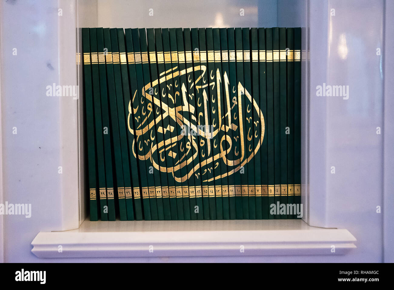 Los libros del Corán en el interior de la Mezquita Foto de stock