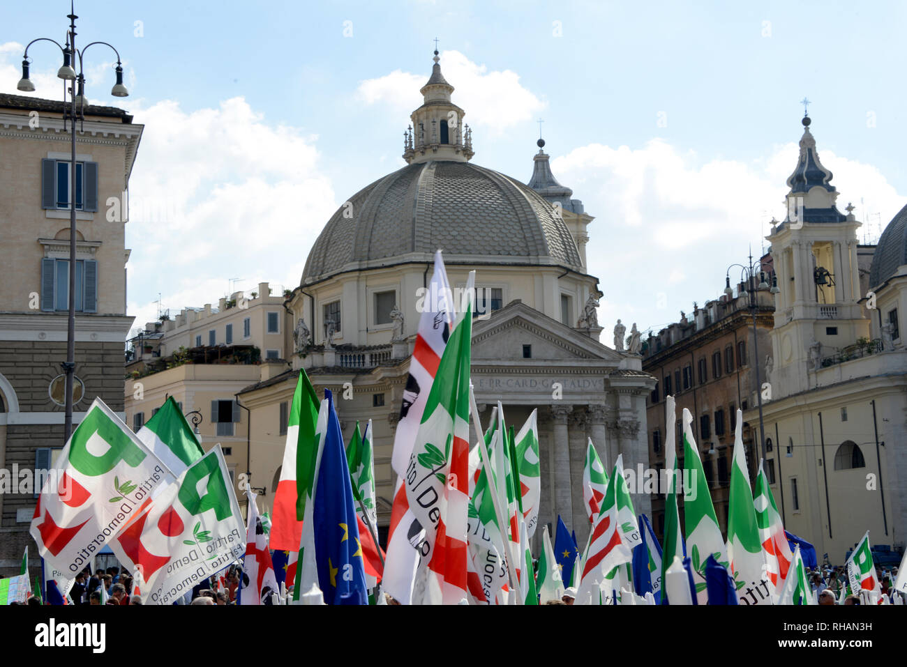Roma - Septiembre 30, 2018: Demostrators y banderas durante "Per un'Italia che non ha paura", el evento del Partido Democrático italiano. Foto de stock